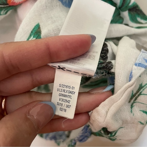 Old Navy White and Floral Relaxed Tie-Cuff Linen-Blend Blouse - Picture 8 of 9